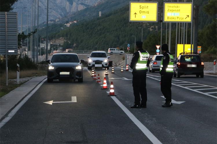 Slika /PU splitsko-dalmatinska 2022/Darujmo sigurnost jedni drugima/kontrola prometa 3 (1).JPG